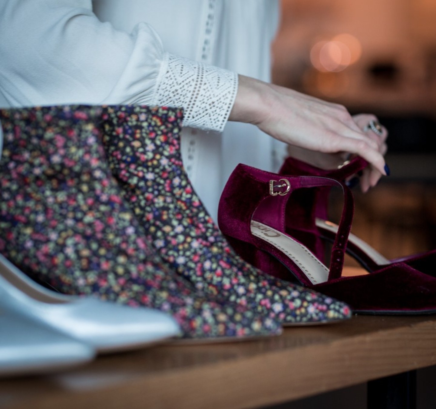 Souliers de velours bordeaux et jupe fleurie sur une table