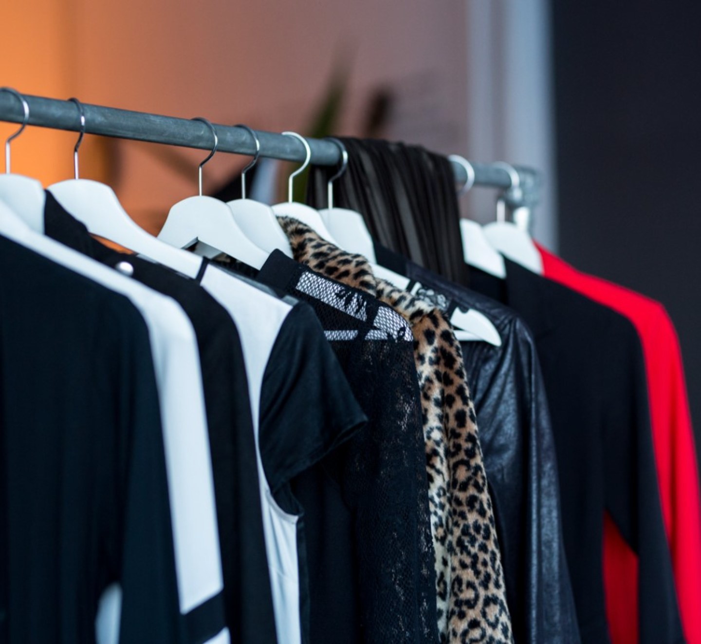 Vêtements sombres suspendus à un portant