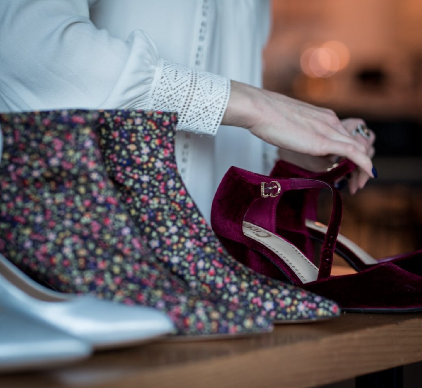 Souliers de velours et jupe fleurie dans une boutique
