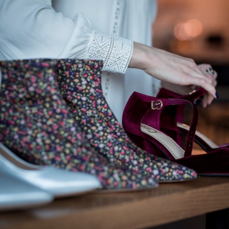 Souliers et jupe fleurie sur une table de boutique